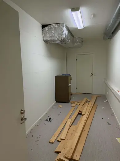 Hornbach, före: kontorsrum med virke på golvet