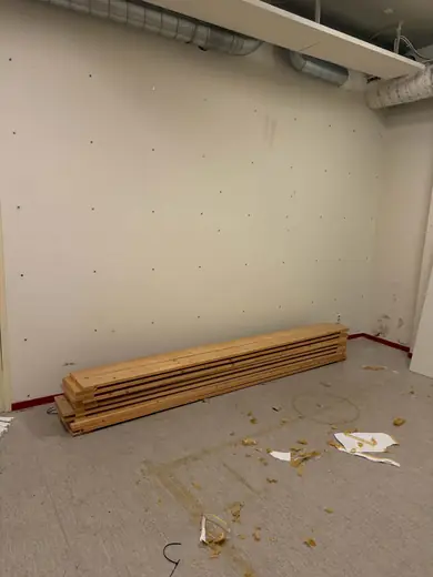 Hornbach, före: virke och skräp på golvet