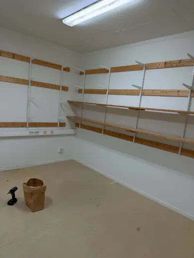 Hornbach, före: tomma hyllsystem på väggarna
