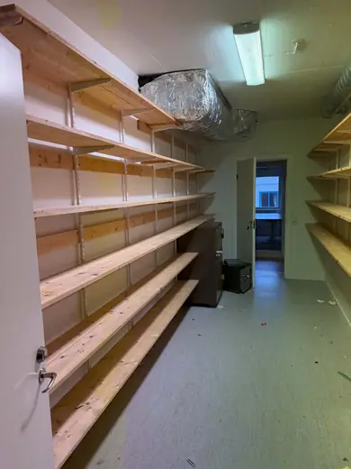 Hornbach, före: långa hyllrader