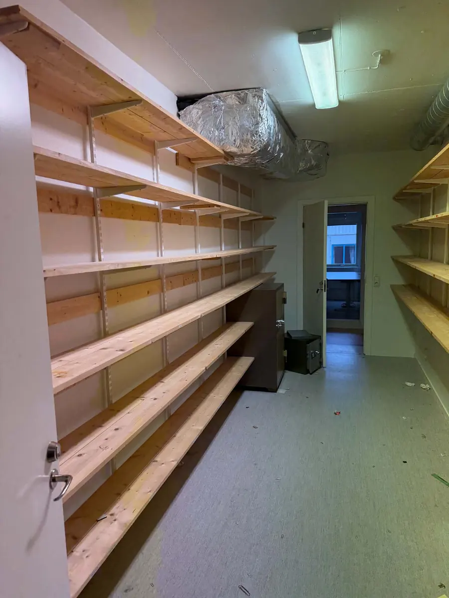 Hornbach, före: långa hyllrader