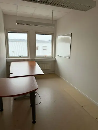 Hornbach, före: skrivbord vid fönstret