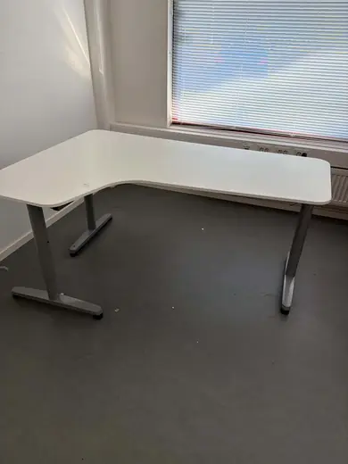 Hornbach, före: hörnskrivbord kvar