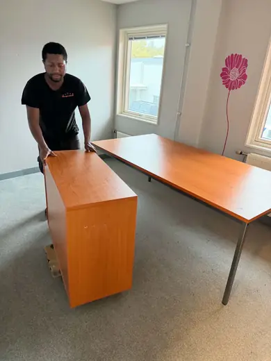 Hornbach, under arbetet: skåp lyfts ut