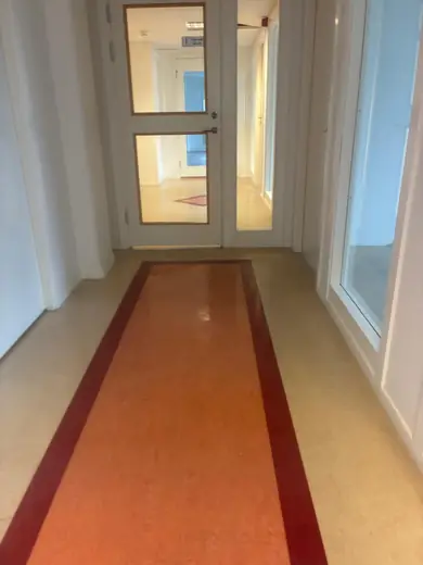 Hornbach, efter: entrén efter slutstädningen